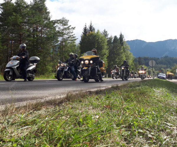 Jak se liší chování řidičů k motorkářům stát od státu