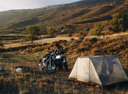 Je lepší spaní pod stanem nebo v penzion při motovýletu?