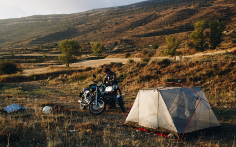 Je lepší spaní pod stanem nebo v penzion při motovýletu?