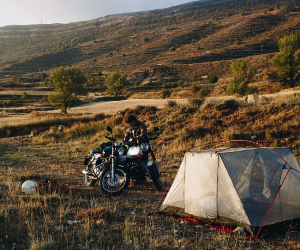 Je lepší spaní pod stanem nebo v penzion při motovýletu?
