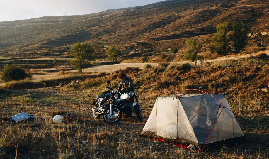 Je lepší spaní pod stanem nebo v penzion při motovýletu?