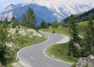 Proč mají některé horské silnice stovky zatáček