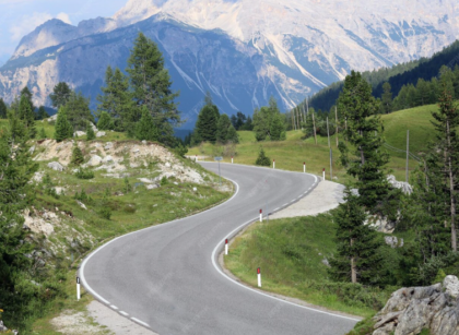 Proč mají některé horské silnice stovky zatáček